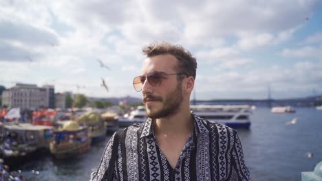 El-Joven-Está-Mirando-El-Cielo-Contra-El-Mar-En-Estambul.